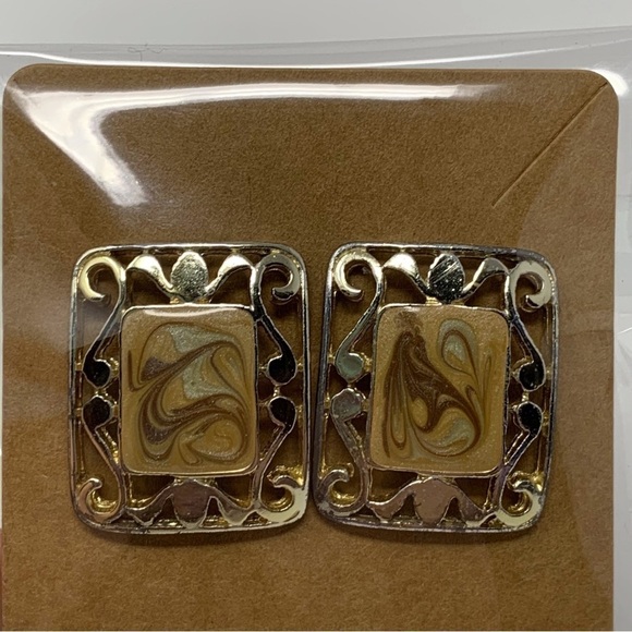 Vintage Gold Toned Square Stud Earrings with Yellow and Brown Swirl Design - Picture 5 of 7
